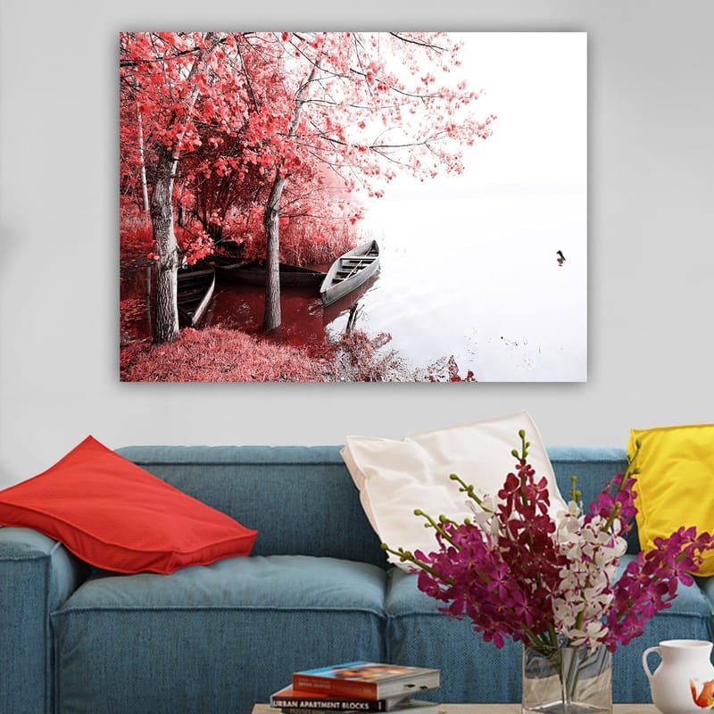 Canvastavla 70x100 cm - Stillsam sjöscen med två båtar omgivna av sprakande röda träd i höstfärger - Röd / Grå - Inredning - Tavlor & posters - Canvastavla