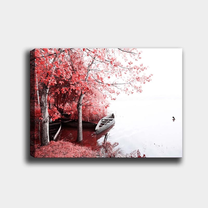Canvastavla 70x100 cm - Stillsam sjöscen med två båtar omgivna av sprakande röda träd i höstfärger, Röd / Grå