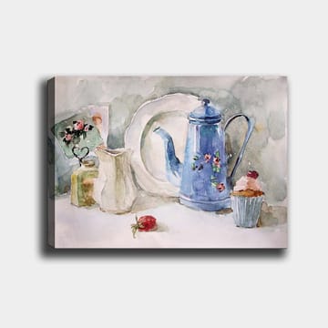 Canvastavla 70x100 cm - Stillsam stilleben med en blå kaffekanna, en jordgubbe och en cupcake - Blå / Vit / Röd - Inredning - Tavlor & posters - Canvastavla