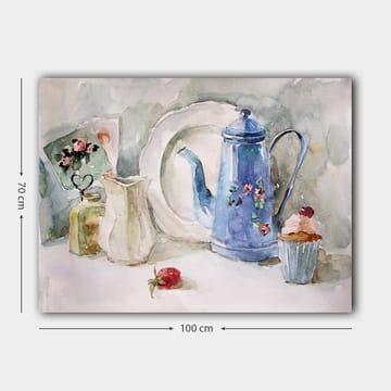 Canvastavla 70x100 cm - Stillsam stilleben med en blå kaffekanna, en jordgubbe och en cupcake - Blå / Vit / Röd - Inredning - Tavlor & posters - Canvastavla