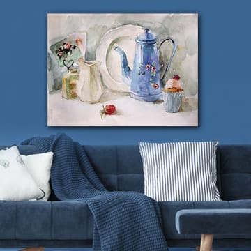 Canvastavla 70x100 cm - Stillsam stilleben med en blå kaffekanna, en jordgubbe och en cupcake - Blå / Vit / Röd - Inredning - Tavlor & posters - Canvastavla