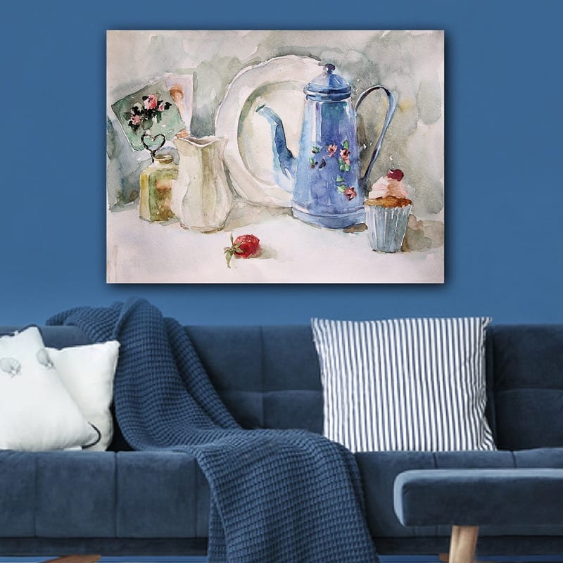 Canvastavla 70x100 cm - Stillsam stilleben med en blå kaffekanna, en jordgubbe och en cupcake - Blå / Vit / Röd - Inredning - Tavlor & posters - Canvastavla