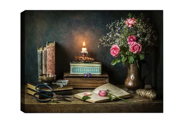 Canvastavla 70x100 cm - Stillsam stilleben med rosor, böcker och en tänd lykta som skapar en varm och nostalgisk atmosfär - Rosa / Grön / Brun - Inredning - Tavlor & posters - Canvastavla