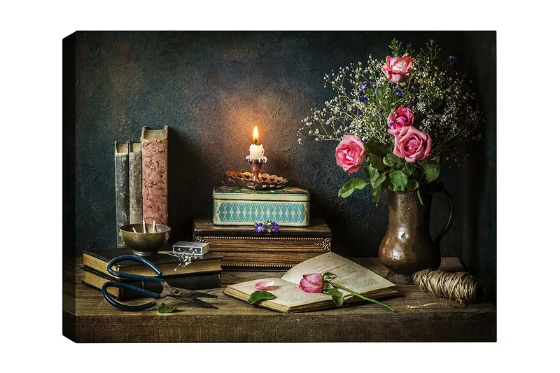 Canvastavla 70x100 cm - Stillsam stilleben med rosor, böcker och en tänd lykta som skapar en varm och nostalgisk atmosfär - Rosa / Grön / Brun - Inredning - Tavlor & posters - Canvastavla