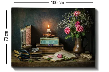Canvastavla 70x100 cm - Stillsam stilleben med rosor, böcker och en tänd lykta som skapar en varm och nostalgisk atmosfär - Rosa / Grön / Brun - Inredning - Tavlor & posters - Canvastavla