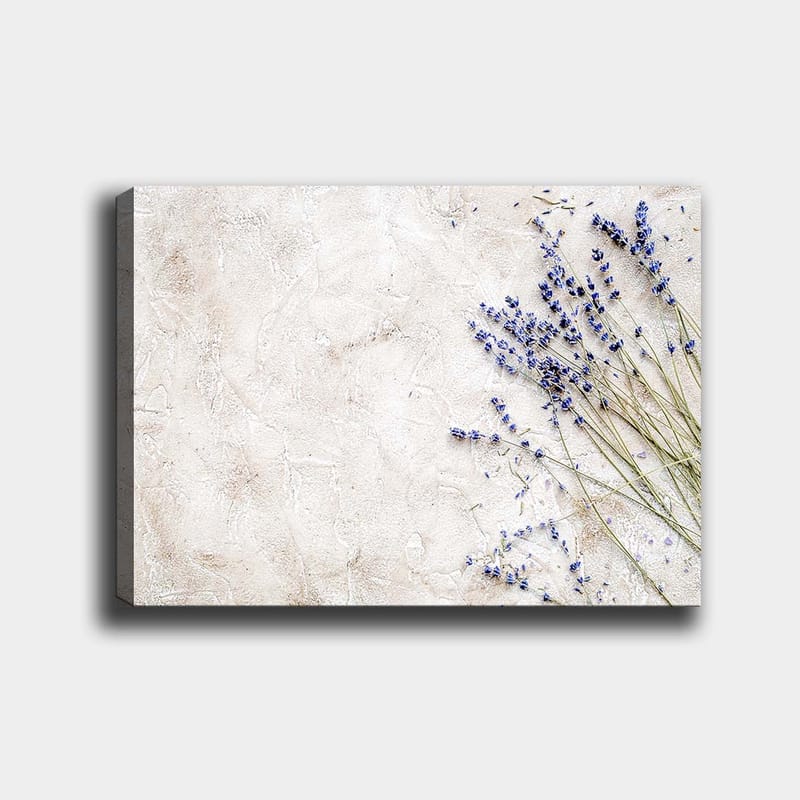 Canvastavla 70x100 cm - Stilren komposition av lavendelblommor på en ljus, strukturerad bakgrund - Ljuslila / Beige - Inredning - Tavlor & posters - Canvastavla