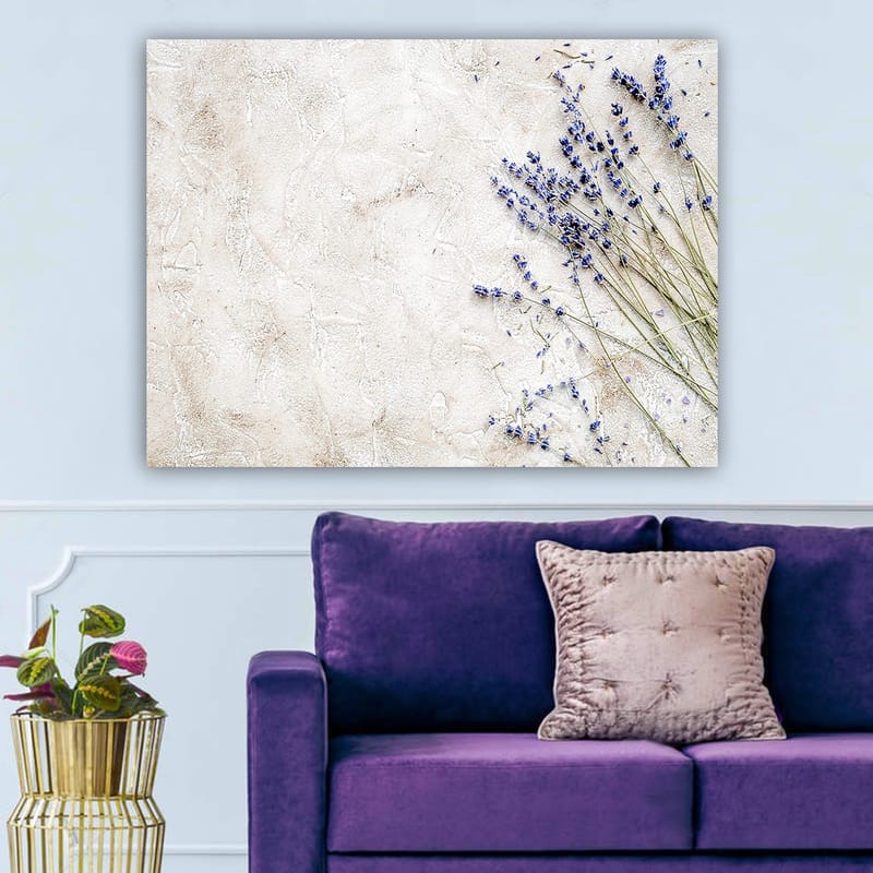 Canvastavla 70x100 cm - Stilren komposition av lavendelblommor på en ljus, strukturerad bakgrund - Ljuslila / Beige - Inredning - Tavlor & posters - Canvastavla