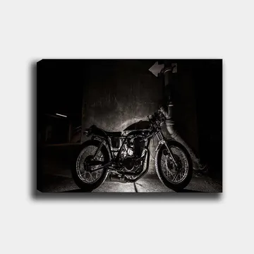 Canvastavla 70x100 cm - Stilren motorcykel i en urban miljö med fokus på detaljer och skuggor - Svart / Grå - Inredning - Tavlor & posters - Canvastavla
