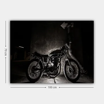 Canvastavla 70x100 cm - Stilren motorcykel i en urban miljö med fokus på detaljer och skuggor - Svart / Grå - Inredning - Tavlor & posters - Canvastavla