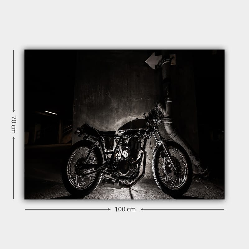 Canvastavla 70x100 cm - Stilren motorcykel i en urban miljö med fokus på detaljer och skuggor - Svart / Grå - Inredning - Tavlor & posters - Canvastavla