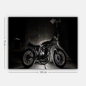 Canvastavla 70x100 cm - Stilren motorcykel i en urban miljö med fokus på detaljer och skuggor - Svart / Grå - Inredning - Tavlor & posters - Canvastavla