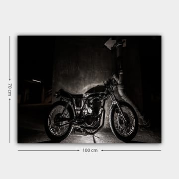 Canvastavla 70x100 cm - Stilren motorcykel i en urban miljö med fokus på detaljer och skuggor - Svart / Grå - Inredning - Tavlor & posters - Canvastavla