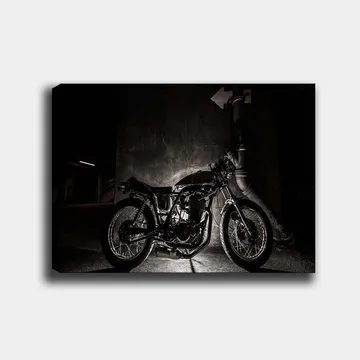 Canvastavla 70x100 cm - Stilren motorcykel i en urban miljö med fokus på detaljer och skuggor - Svart / Grå - Inredning - Tavlor & posters - Canvastavla