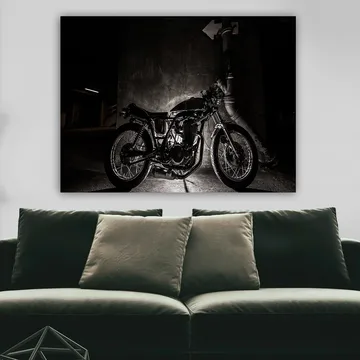 Canvastavla 70x100 cm - Stilren motorcykel i en urban miljö med fokus på detaljer och skuggor - Svart / Grå - Inredning - Tavlor & posters - Canvastavla