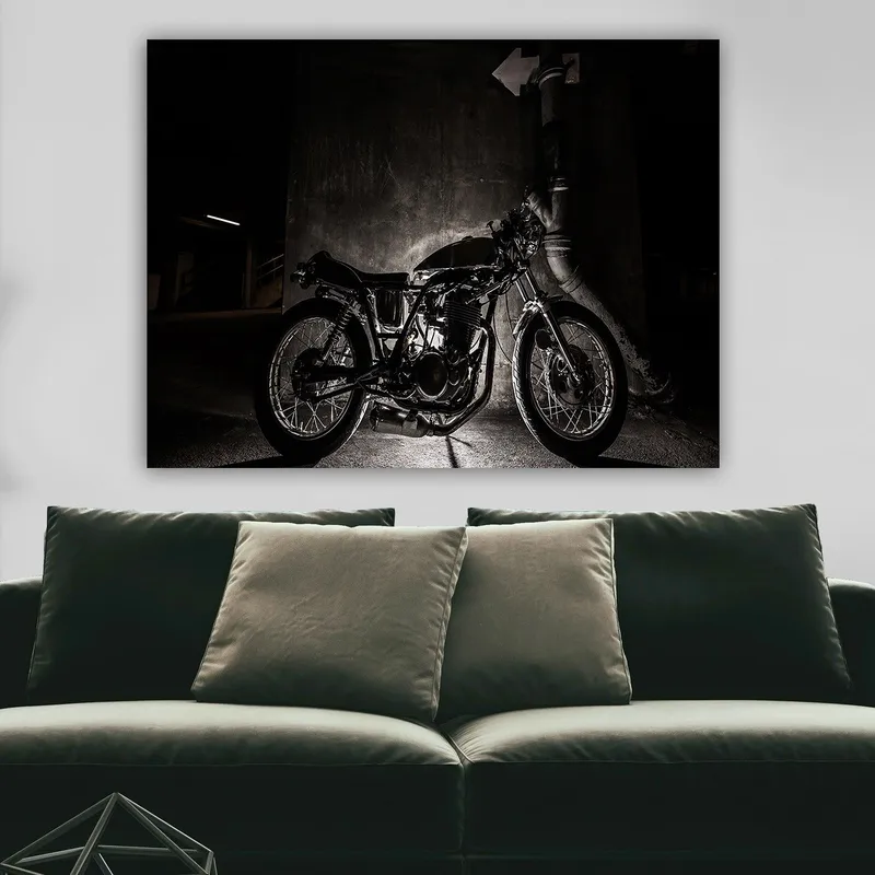 Canvastavla 70x100 cm - Stilren motorcykel i en urban miljö med fokus på detaljer och skuggor - Svart / Grå - Inredning - Tavlor & posters - Canvastavla