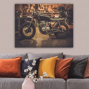 Canvastavla 70x100 cm - Stilren motorcykel i en verkstadsmiljö - Svart / Grå / Silver - Inredning - Tavlor & posters - Canvastavla