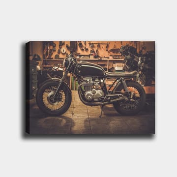 Canvastavla 70x100 cm - Stilren motorcykel i en verkstadsmiljö - Svart / Grå / Silver - Inredning - Tavlor & posters - Canvastavla