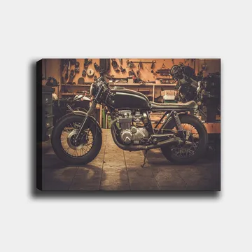 Canvastavla 70x100 cm - Stilren motorcykel i en verkstadsmiljö - Svart / Grå / Silver - Inredning - Tavlor & posters - Canvastavla