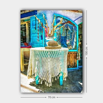 Canvastavla 70x100 cm - Stilren och färgglad inredningsdetalj med en hatt på ett bord, omgiven av smycken och kläder - Blå / Vit / Beige - Inredning - Tavlor & posters - Canvastavla