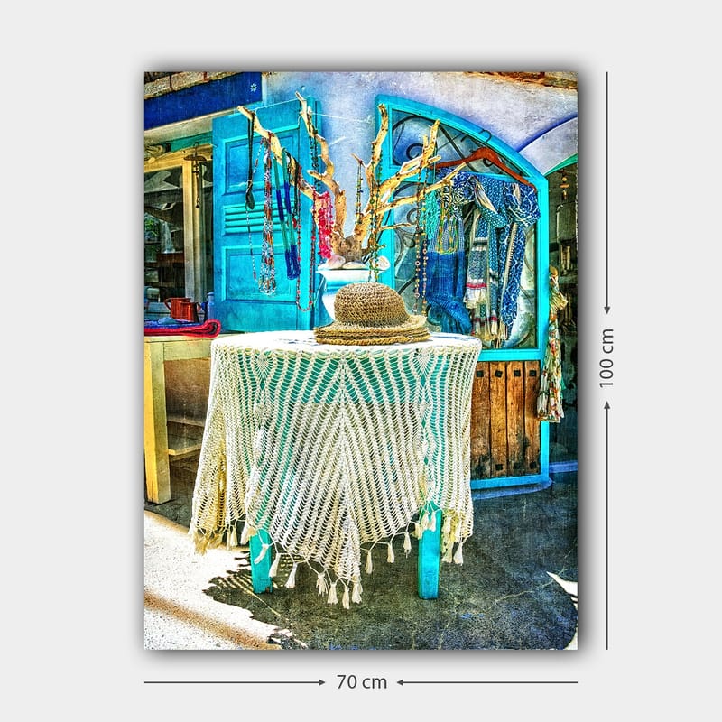 Canvastavla 70x100 cm - Stilren och färgglad inredningsdetalj med en hatt på ett bord, omgiven av smycken och kläder - Blå / Vit / Beige - Inredning - Tavlor & posters - Canvastavla