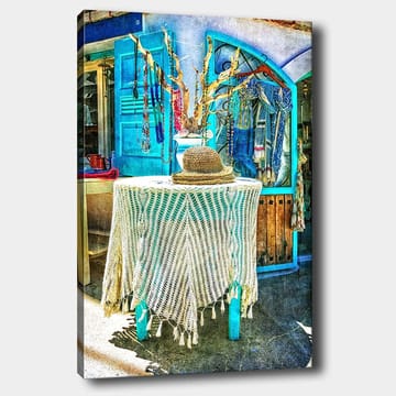 Canvastavla 70x100 cm - Stilren och färgglad inredningsdetalj med en hatt på ett bord, omgiven av smycken och kläder - Blå / Vit / Beige - Inredning - Tavlor & posters - Canvastavla