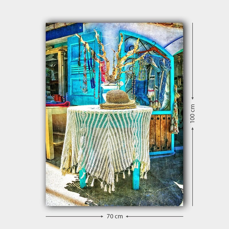 Canvastavla 70x100 cm - Stilren och färgglad inredningsdetalj med en hatt på ett bord, omgiven av smycken och kläder - Blå / Vit / Beige - Inredning - Tavlor & posters - Canvastavla