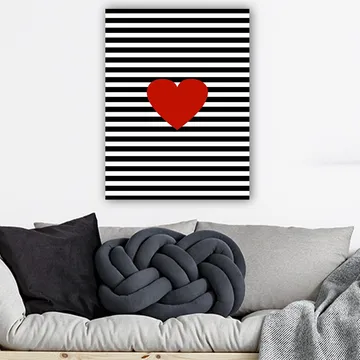 Canvastavla 70x100 cm - Stor röd hjärtform mot en bakgrund av svarta och vita ränder - Röd / Svart / Vit - Inredning - Tavlor & posters - Canvastavla