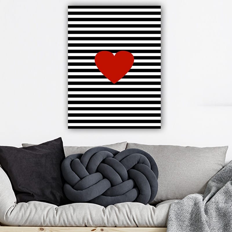 Canvastavla 70x100 cm - Stor röd hjärtform mot en bakgrund av svarta och vita ränder - Röd / Svart / Vit - Inredning - Tavlor & posters - Canvastavla
