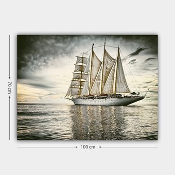 Canvastavla 70x100 cm - Storslagen segelbåt med vita segel som glider över en spegelblanka havsyta under en dramatisk himmel - Vit / Grå / Beige - Inredning - Tavlor & posters - Canvastavla