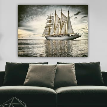 Canvastavla 70x100 cm - Storslagen segelbåt med vita segel som glider över en spegelblanka havsyta under en dramatisk himmel - Vit / Grå / Beige - Inredning - Tavlor & posters - Canvastavla