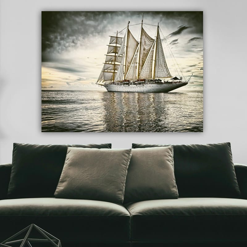 Canvastavla 70x100 cm - Storslagen segelbåt med vita segel som glider över en spegelblanka havsyta under en dramatisk himmel - Vit / Grå / Beige - Inredning - Tavlor & posters - Canvastavla