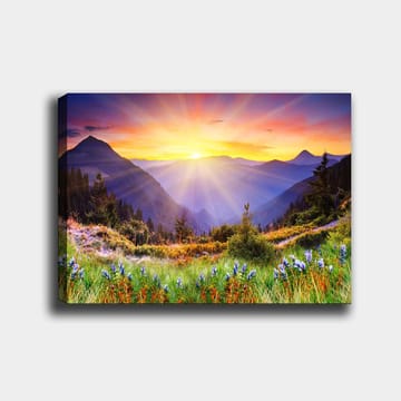Canvastavla 70x100 cm - Storslagen soluppgång över berg och grönskande ängar - Guld / Lila / Grön - Inredning - Tavlor & posters - Canvastavla