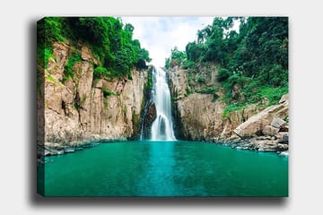 Canvastavla 70x100 cm - Storslagen vattenfall som forsar ner i en klar, turkos sjö omgiven av grönskande klippor - Turkos / Grön / Beige - Inredning - Tavlor & posters - Canvastavla