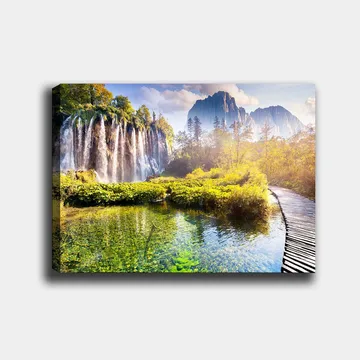 Canvastavla 70x100 cm - Storslagen vattenfallsscen omgiven av grönskande vegetation och majestätiska berg - Grön / Blå / Gul - Inredning - Tavlor & posters - Canvastavla