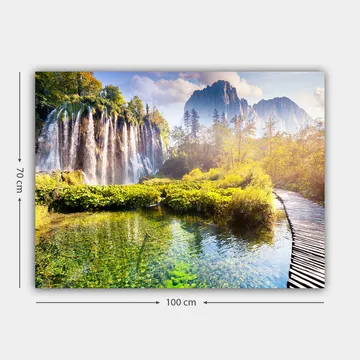 Canvastavla 70x100 cm - Storslagen vattenfallsscen omgiven av grönskande vegetation och majestätiska berg - Grön / Blå / Gul - Inredning - Tavlor & posters - Canvastavla