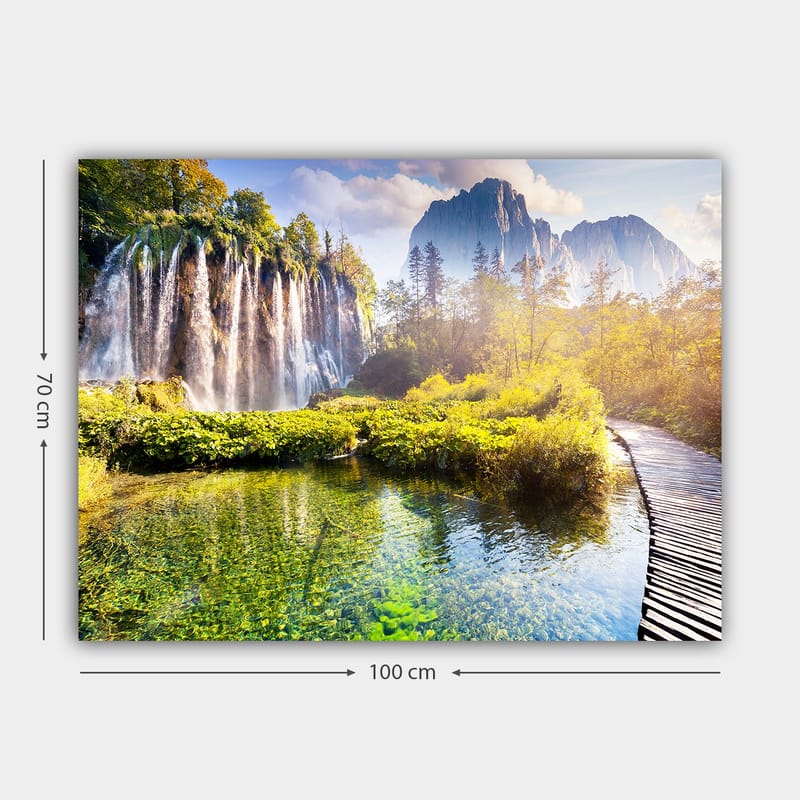 Canvastavla 70x100 cm - Storslagen vattenfallsscen omgiven av grönskande vegetation och majestätiska berg - Grön / Blå / Gul - Inredning - Tavlor & posters - Canvastavla