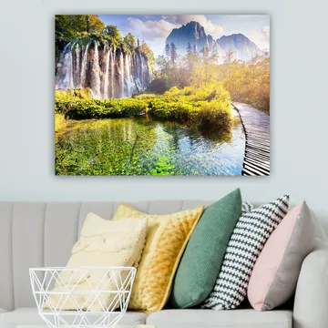 Canvastavla 70x100 cm - Storslagen vattenfallsscen omgiven av grönskande vegetation och majestätiska berg - Grön / Blå / Gul - Inredning - Tavlor & posters - Canvastavla