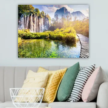 Canvastavla 70x100 cm - Storslagen vattenfallsscen omgiven av grönskande vegetation och majestätiska berg - Grön / Blå / Gul - Inredning - Tavlor & posters - Canvastavla