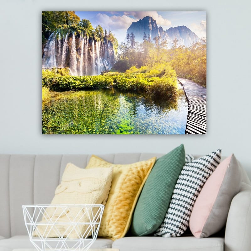 Canvastavla 70x100 cm - Storslagen vattenfallsscen omgiven av grönskande vegetation och majestätiska berg - Grön / Blå / Gul - Inredning - Tavlor & posters - Canvastavla