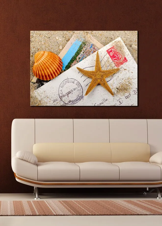 Canvastavla 70x100 cm - Strandinspirerad komposition med en sjöstjärna och snäckskal på ett postkort - Orange / Beige / Vit - Inredning - Tavlor & posters - Canvastavla