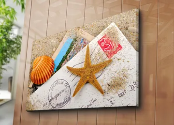 Canvastavla 70x100 cm - Strandinspirerad komposition med en sjöstjärna och snäckskal på ett postkort - Orange / Beige / Vit - Inredning - Tavlor & posters - Canvastavla
