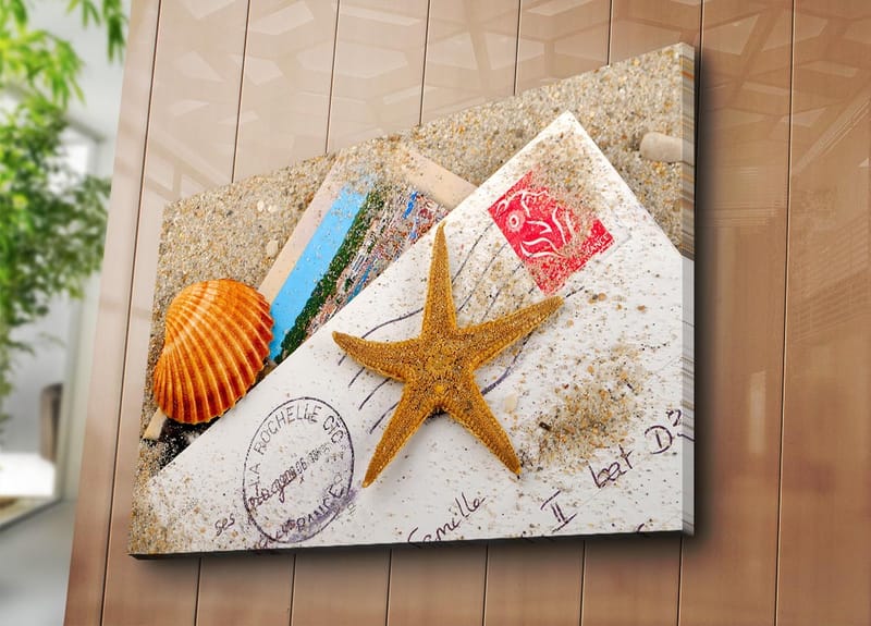 Canvastavla 70x100 cm - Strandinspirerad komposition med en sjöstjärna och snäckskal på ett postkort - Orange / Beige / Vit - Inredning - Tavlor & posters - Canvastavla