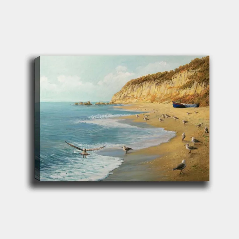 Canvastavla 70x100 cm - Strandscen med fåglar som flyger och går längs vattnet, omgiven av klippor och en båt vid stranden, Blå / Beige / Grön
