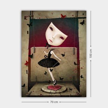 Canvastavla 70x100 cm - Surrealistisk ballerina med en stor, uttrycksfull ansiktsmask dansar bland fjärilar - Svart / Röd / Beige - Inredning - Tavlor & posters - Canvastavla