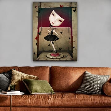 Canvastavla 70x100 cm - Surrealistisk ballerina med en stor, uttrycksfull ansiktsmask dansar bland fjärilar - Svart / Röd / Beige - Inredning - Tavlor & posters - Canvastavla