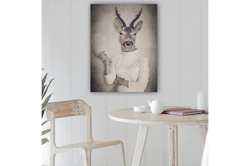Canvastavla 70x100 cm - Surrealistisk bild av en människa med ett rådjurshuvud som gestikulerar med handen - Beige / Grå / Brun - Inredning - Tavlor & posters - Canvastavla