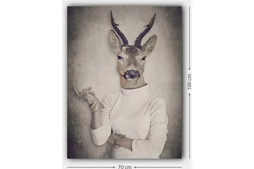 Canvastavla 70x100 cm - Surrealistisk bild av en människa med ett rådjurshuvud som gestikulerar med handen - Beige / Grå / Brun - Inredning - Tavlor & posters - Canvastavla