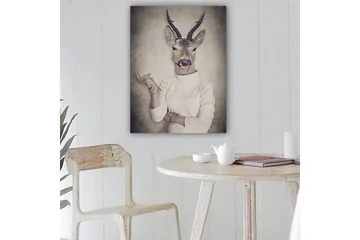 Canvastavla 70x100 cm - Surrealistisk bild av en människa med ett rådjurshuvud som gestikulerar med handen - Beige / Grå / Brun - Inredning - Tavlor & posters - Canvastavla