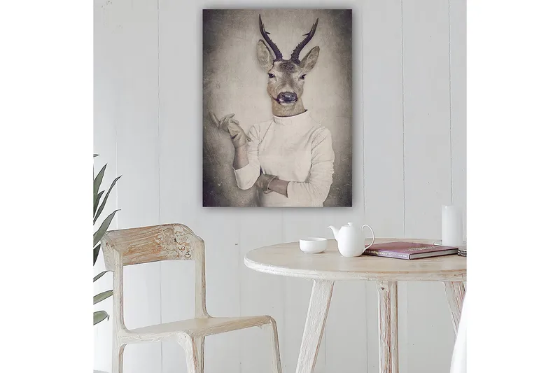 Canvastavla 70x100 cm - Surrealistisk bild av en människa med ett rådjurshuvud som gestikulerar med handen - Beige / Grå / Brun - Inredning - Tavlor & posters - Canvastavla