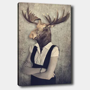 Canvastavla 70x100 cm - Surrealistisk komposition med en människa som har ett älghuvud, klädd i en vit skjorta och svart overall - Brun / Vit / Svart - Inredning - Tavlor & posters - Canvastavla